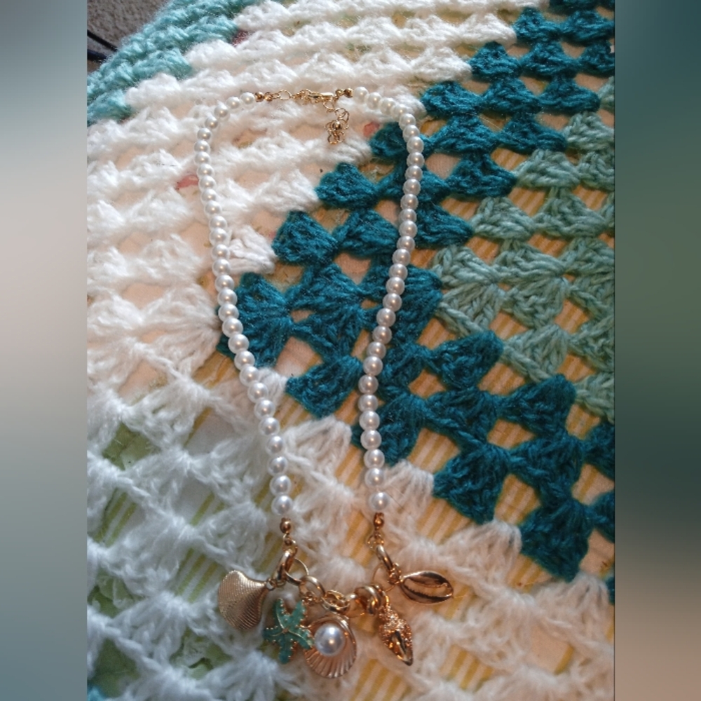 Beach Seashell Theme Pearl Necklace - Picture 2 of 3